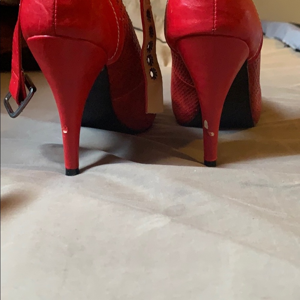Heels - Picture 4 of 4